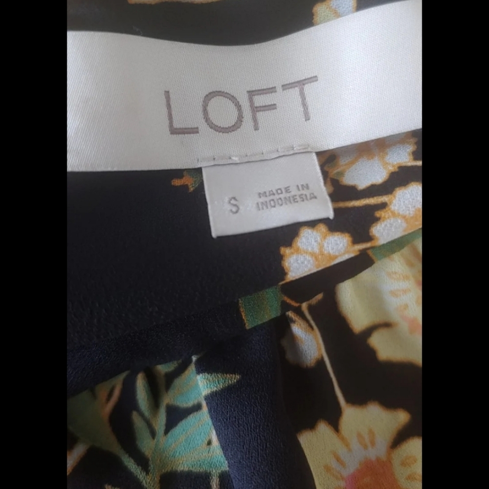 🖤 LOFT flutter sleeved blouse 🖤 - Picture 4 of 6